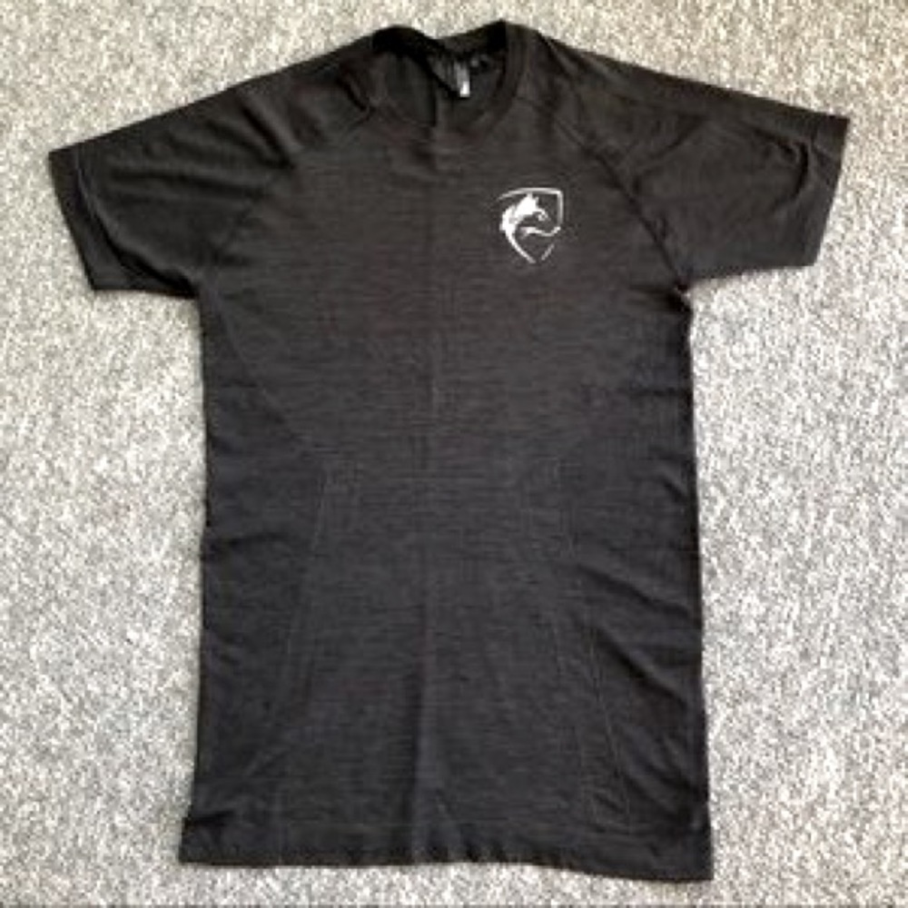 Alphalete plain seamless shirt - black in color - OG from an old brand drop!!